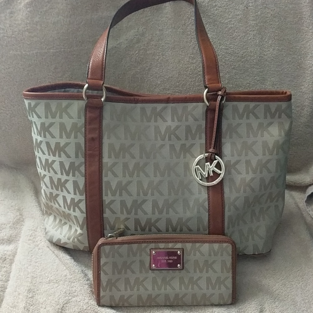 Michael Kors shoulder bag with matching wallet